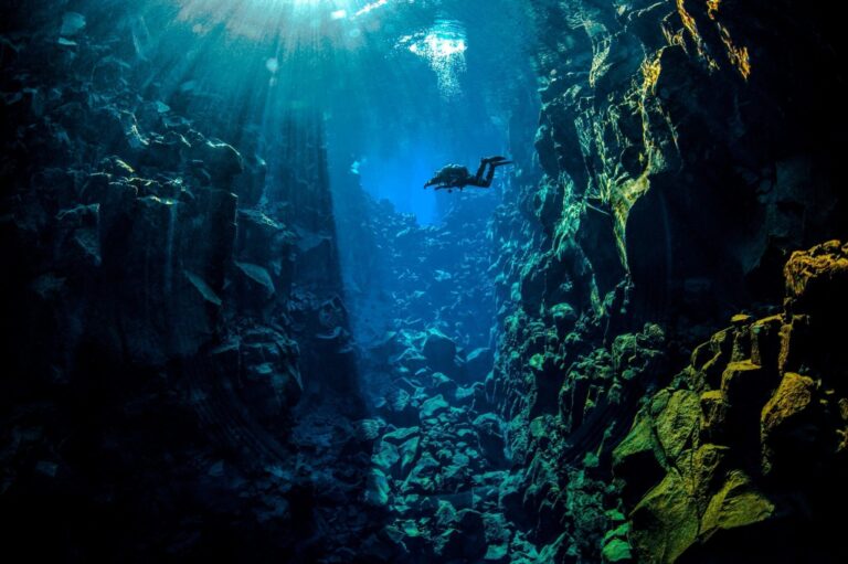 从雷克雅未克深入蓝色 (Deep Into the Blue) 的 Silfra 潜水