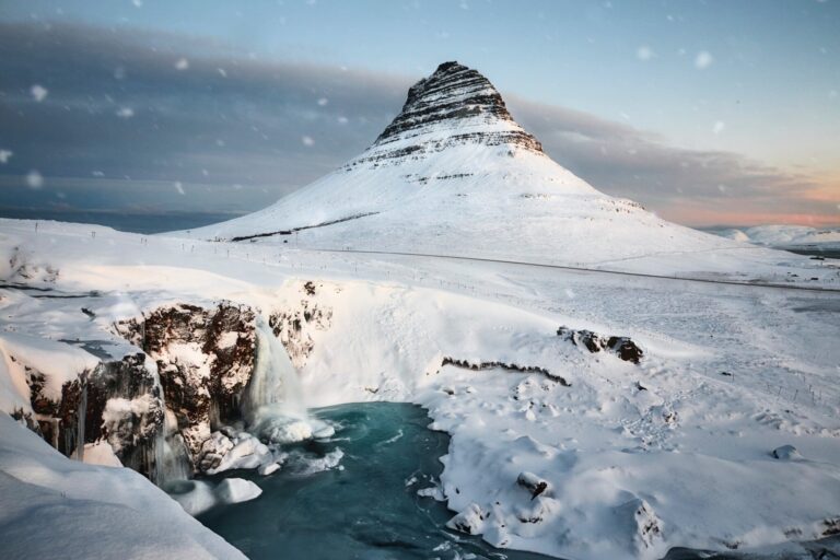 Tour en minibús de 5 días con caminata por la cueva de hielo y el glaciar. Debe ver en Islandia en 5 días: Golden Circle, South Coast Glacier Lagoon, Snaefelsness