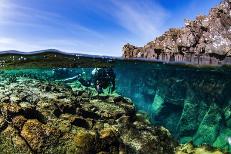 Aventura de buceo en lava y naufragios ñu Fisura Bjarnagjá