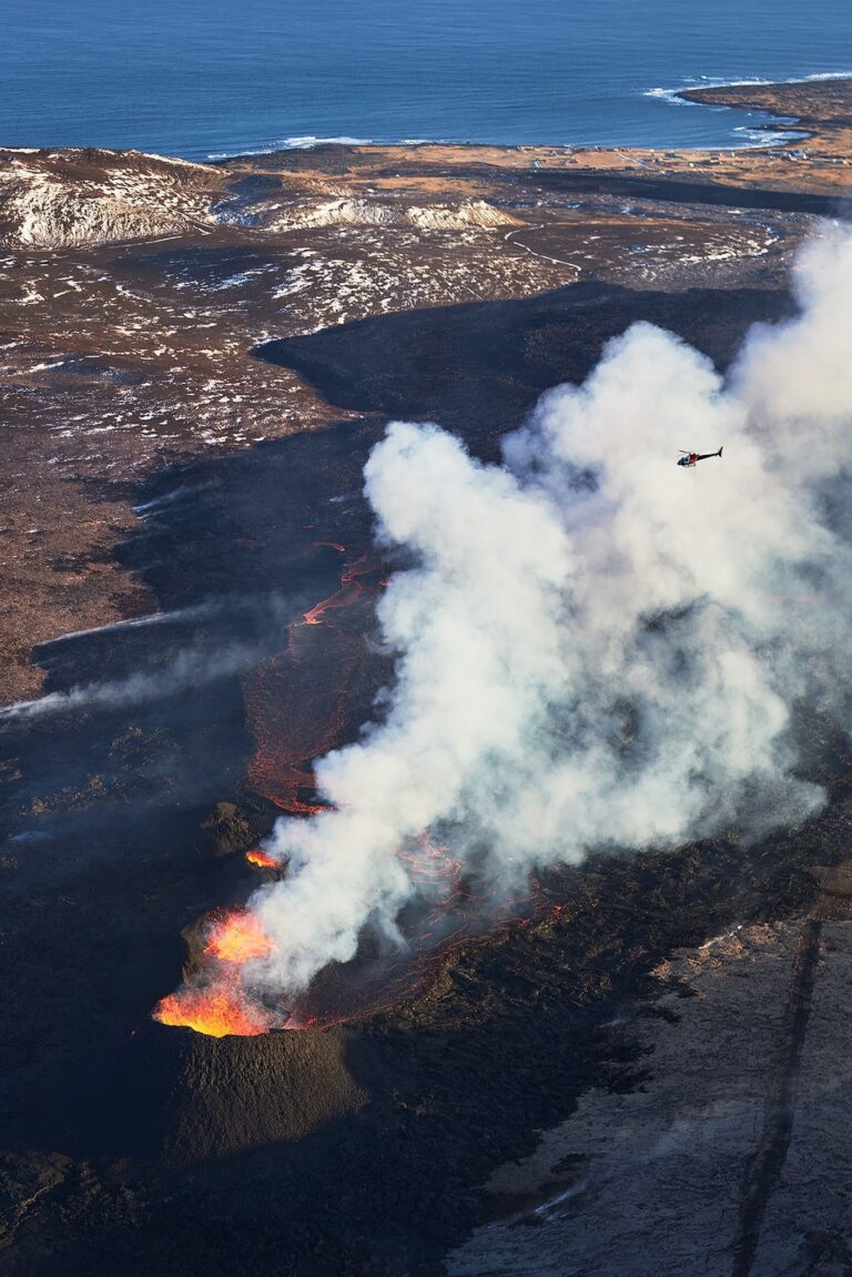 喷发逃生:冰岛新火山区之旅