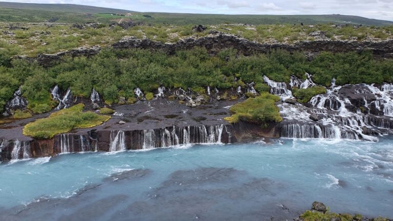 Westisland amount 6stündige deutschsprachiger Landausflug 地址:Wasserfälle Hraunfossar、Heißwasserquelle Deildartunguhver & Krater Grabrók