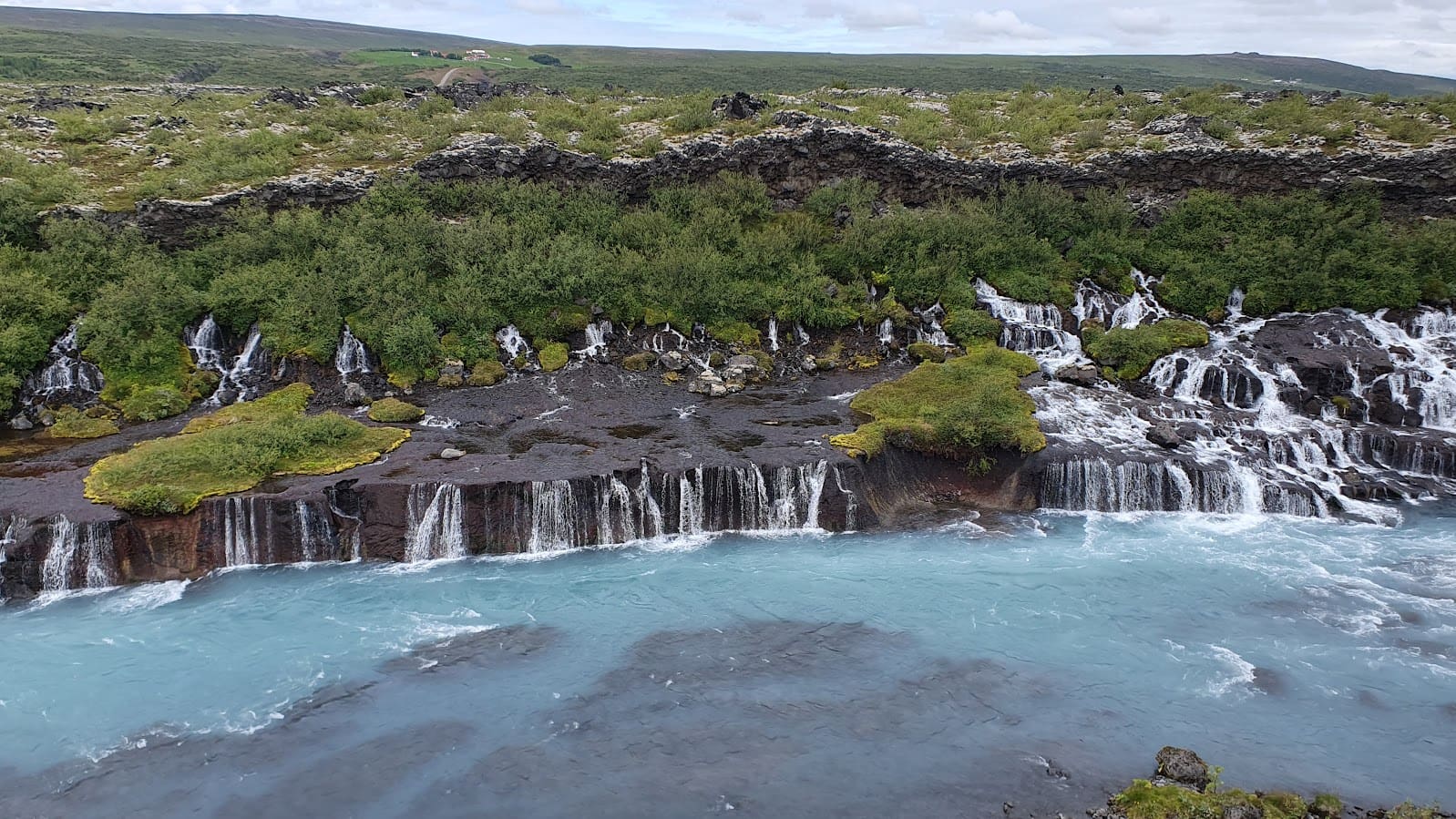 Westisland – 6stündige deutschsprachiger Landausflug  – Wasserfälle Hraunfossar,  Heißwasserquelle Deildartunguhver & Krater Grábrók