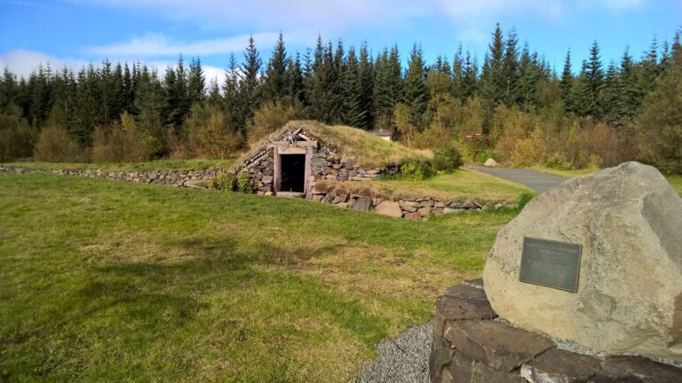 Borgarfjörður ñame Deildartunguhver, Reykholtskirkja y Langjökull