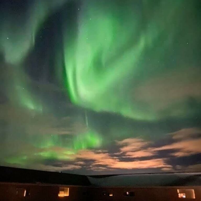 Randonnée sur la rivière chaude des aurores boréales à Reykjadalur