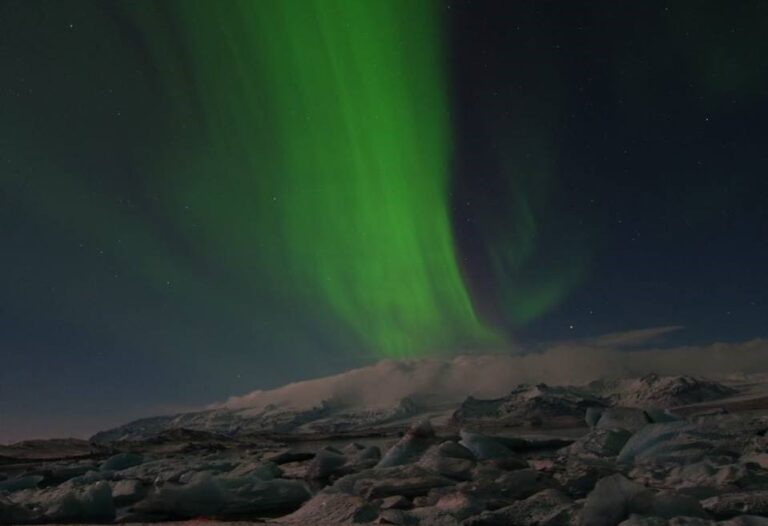 Zorza polarna w lagunie lodowcowej Jökulsárlón
