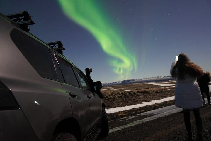 Northern Lights In luxury off-road SUV with Photos and Treats