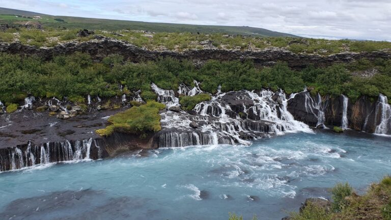 Deutschsprachige Kleingruppen-Tagestour Westisland & Wasserfälle Hraunfossar, Heißwasserquelle Deildartunguhver & Baden im Krauma Spa