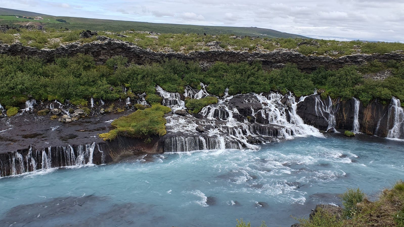 Deutschsprachige Kleingruppen-Tagestour  Westisland – Wasserfälle Hraunfossar,  Heißwasserquelle Deildartunguhver & Baden im Krauma Spa