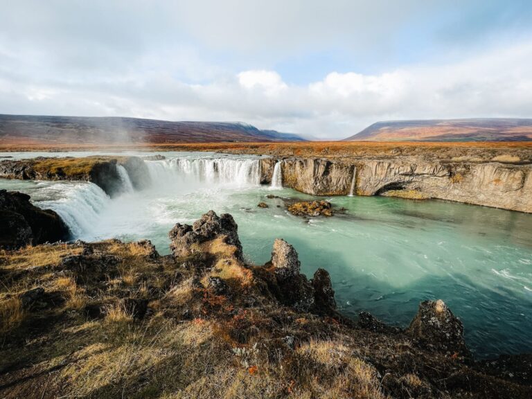 冒险!来自阿库雷里港的 Goζafoss 瀑布、米瓦特恩湖和米瓦特恩自然浴场!