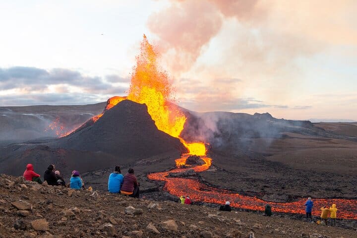 7-Hours Hiking Tour in Geldingadalir Volcanoes in Reykjanes