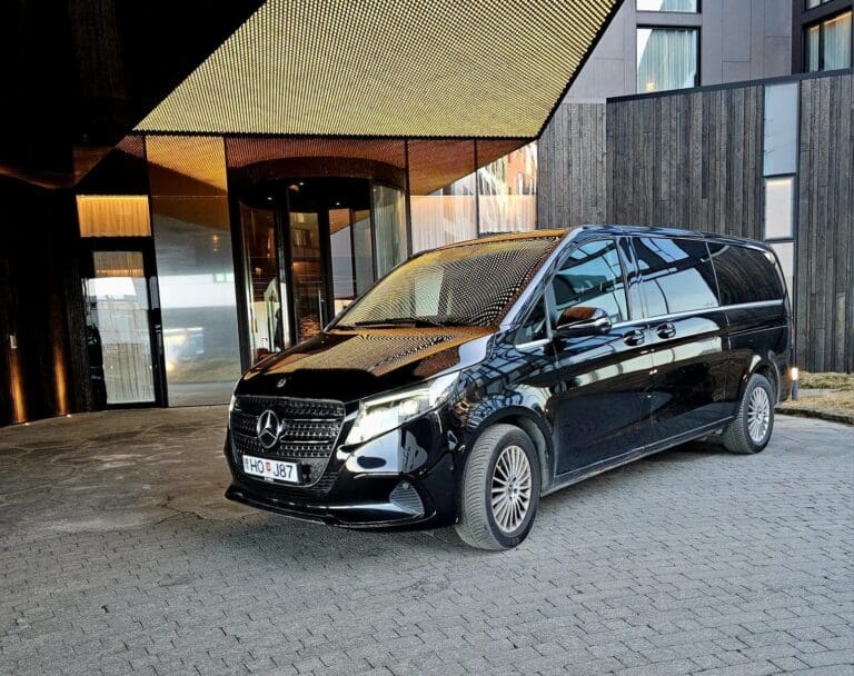 Private Transfer: Keflavik Airport → Reykjavík MPV 6 Pax (standard)