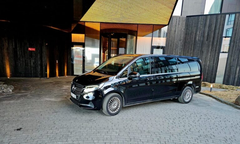 Private Transfer: Reykjavík → Keflavik Airport MPV / SUV 5–6 Pax (standard)