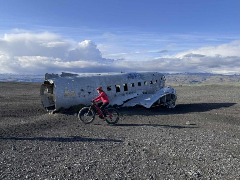 E.Bike Black Beach Adventure et l'épave de l'avion