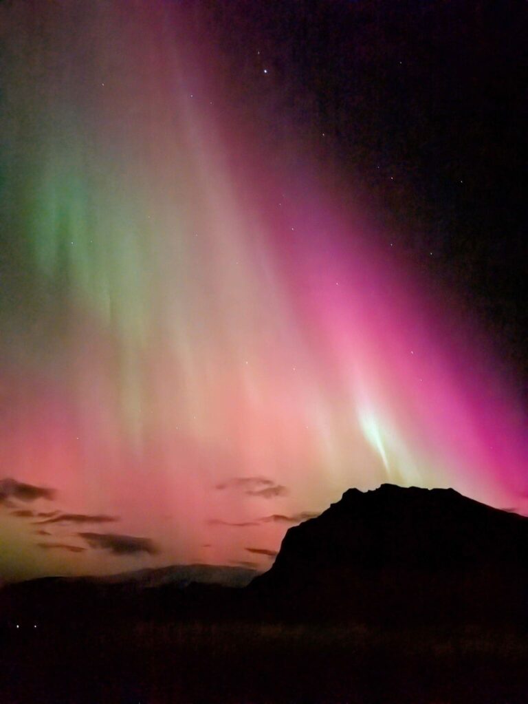 Norðurljós ganga til Reykjadalsheita